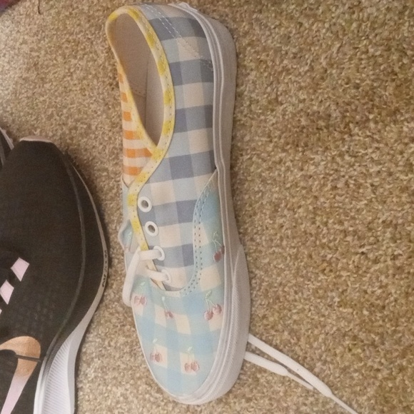 Vans - Picture 2 of 2